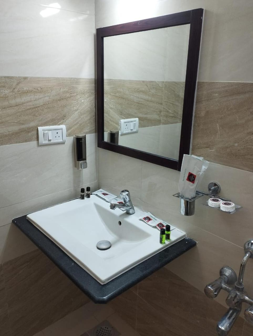 Annai Residency Hotel ฮอร์นีเบ็ชวา ภายนอก รูปภาพ